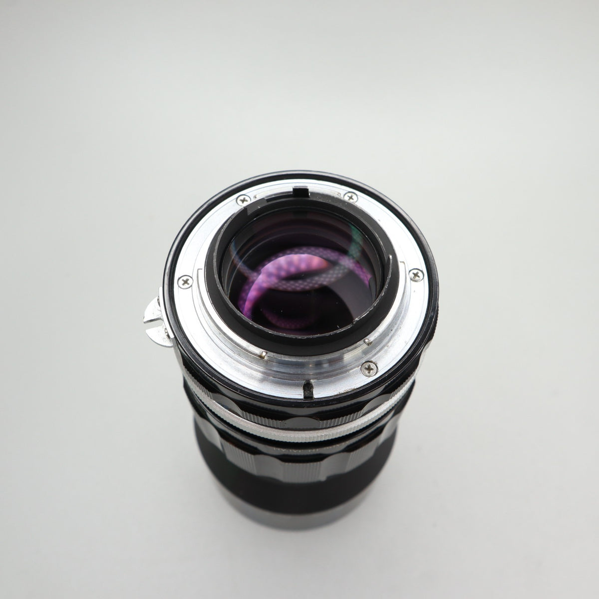 Nikon Nikkor-P·C Auto 105mm f/2.5 Pre-Ai con paraluce HS-4