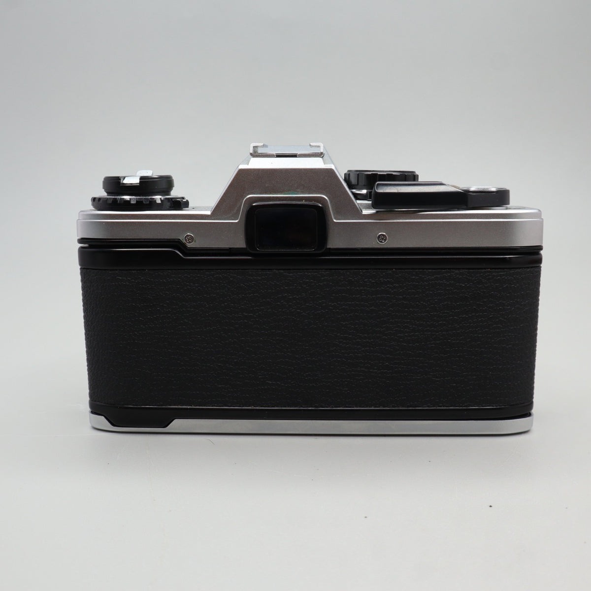 Olympus OM-10 con Zuiko 50mm f/1.8 e Manual Adapter