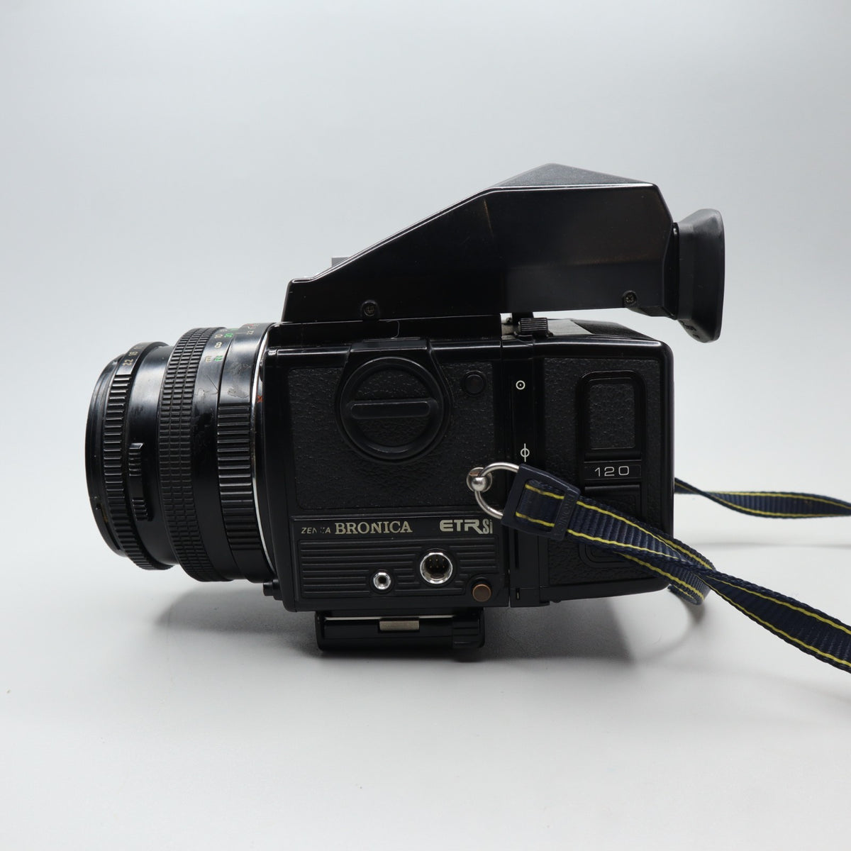 Zenza Bronica ETRSi con Zenzanon-PE 75mm f/2.8 e mirino prisma