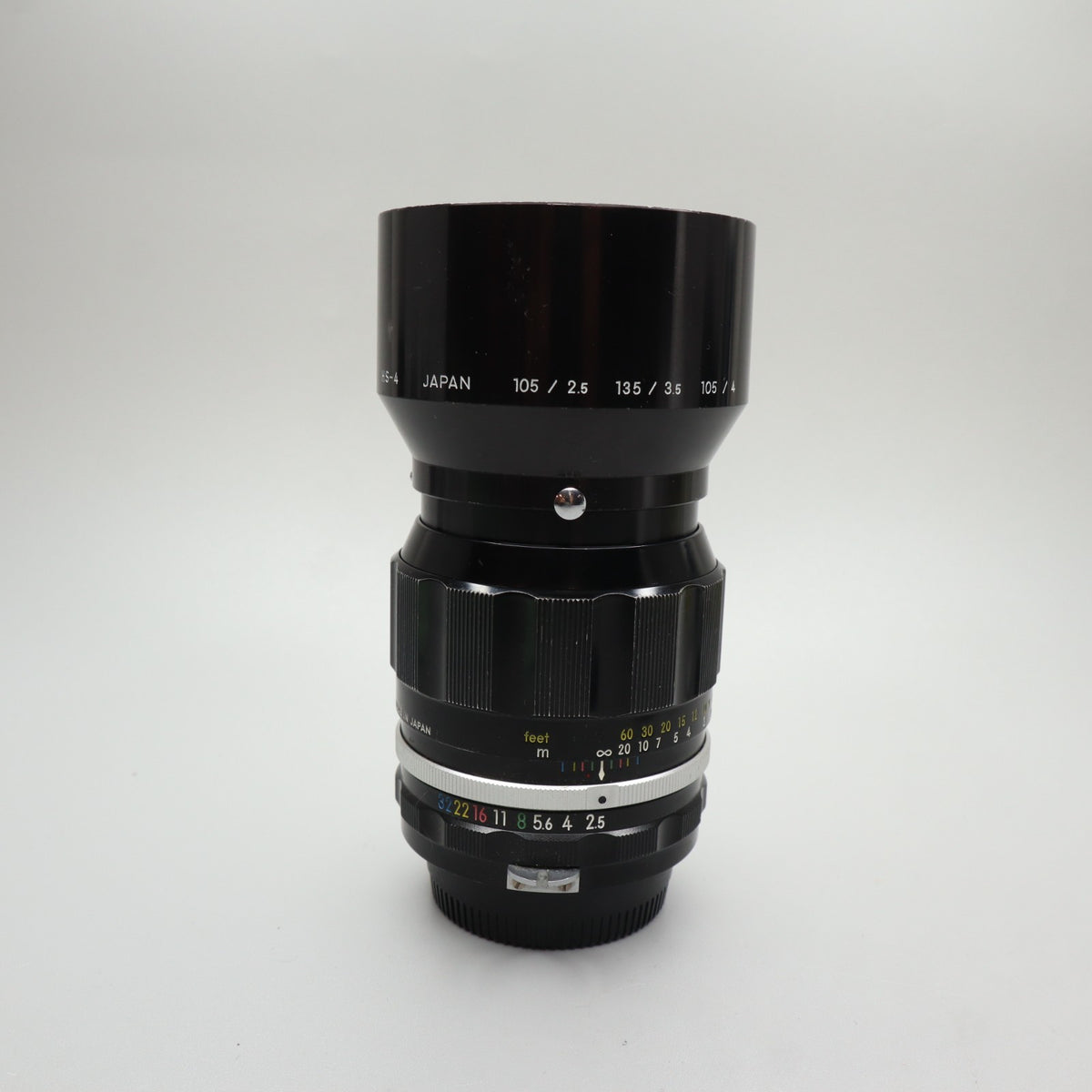 Nikon Nikkor-P·C Auto 105mm f/2.5 Pre-Ai con paraluce HS-4