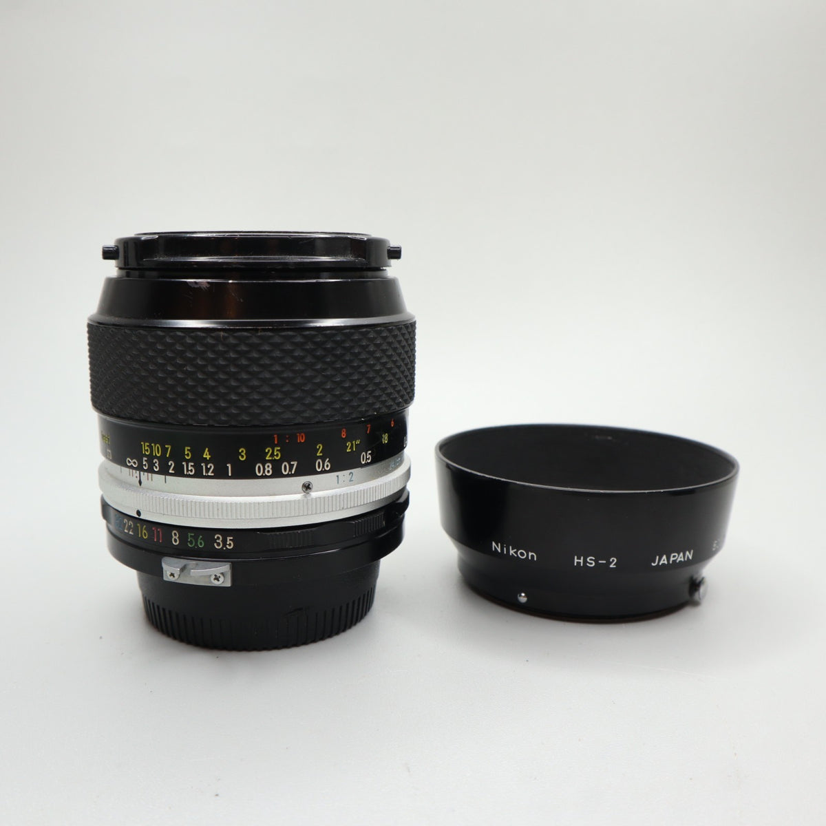 Nikon Micro-Nikkor-P C Auto 55mm f/3.5 Pre-AI con paraluce HS-2