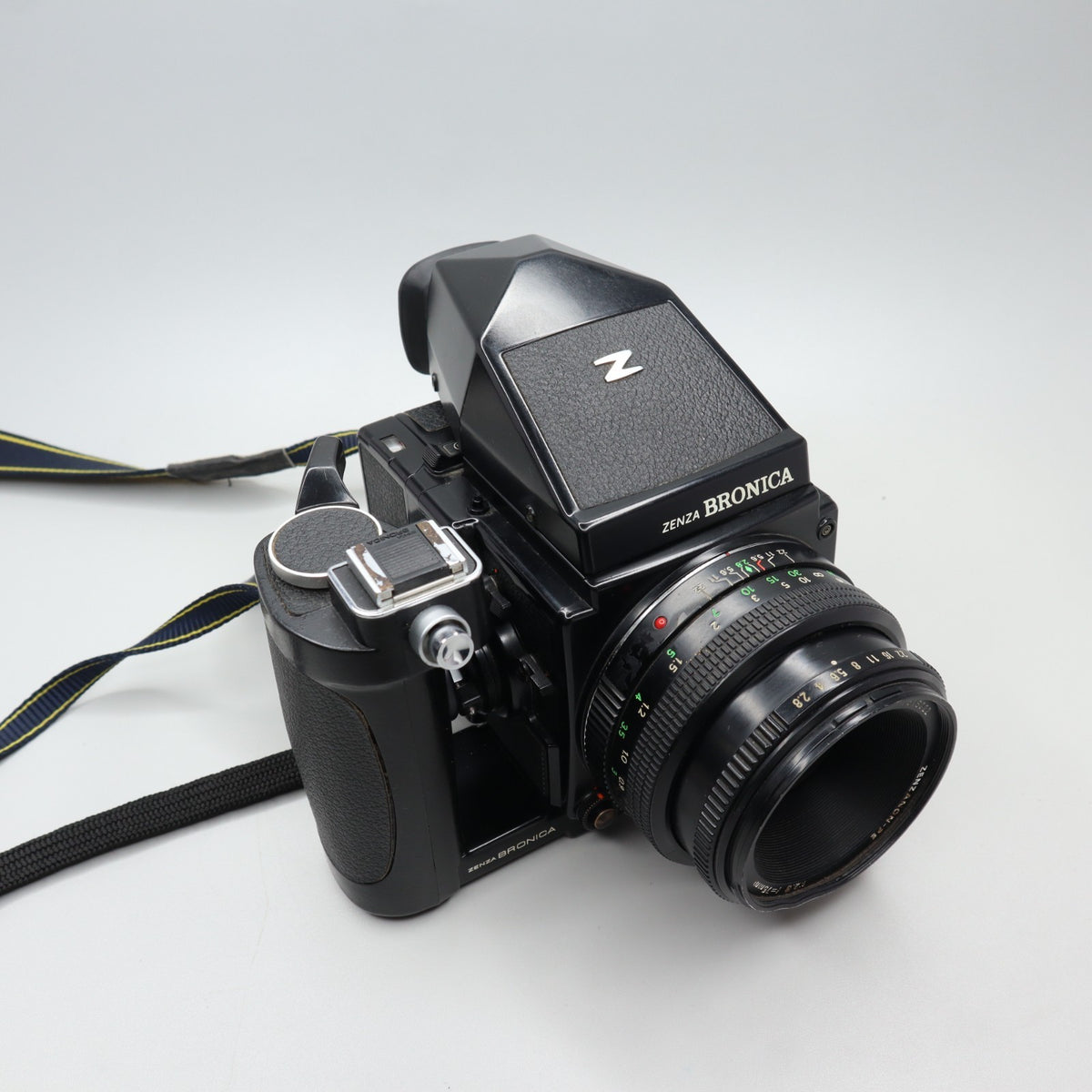 Zenza Bronica ETRSi con Zenzanon-PE 75mm f/2.8 e mirino prisma