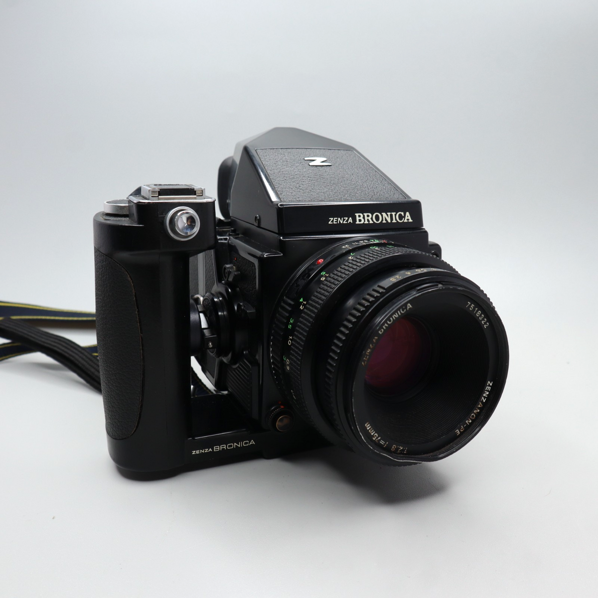 Zenza Bronica ETRSi con Zenzanon-PE 75mm f/2.8 e mirino prisma