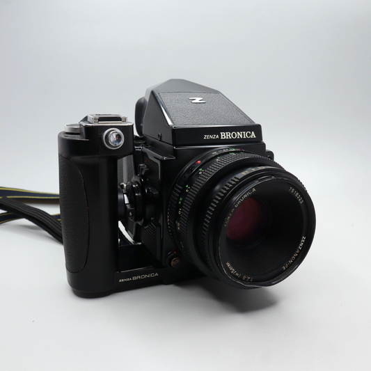 Zenza Bronica ETRSi con Zenzanon-PE 75mm f/2.8 e mirino prisma