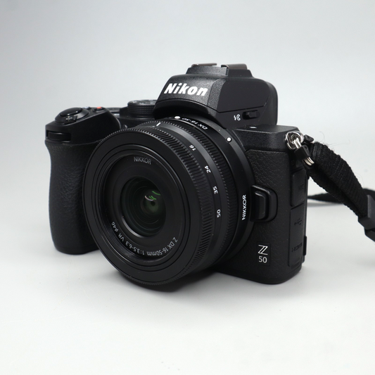Nikon Z50 con obiettivo Nikkor Z DX 16-50mm f/3.5-6.3 VR