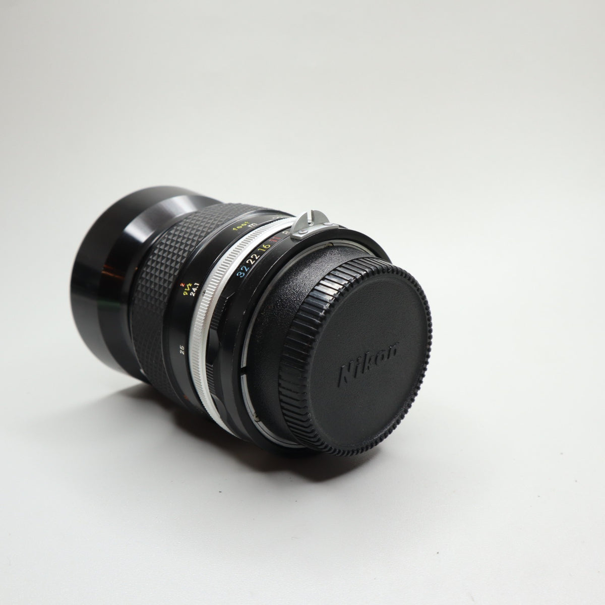Nikon Micro-Nikkor-P C Auto 55mm f/3.5 Pre-AI con paraluce HS-2