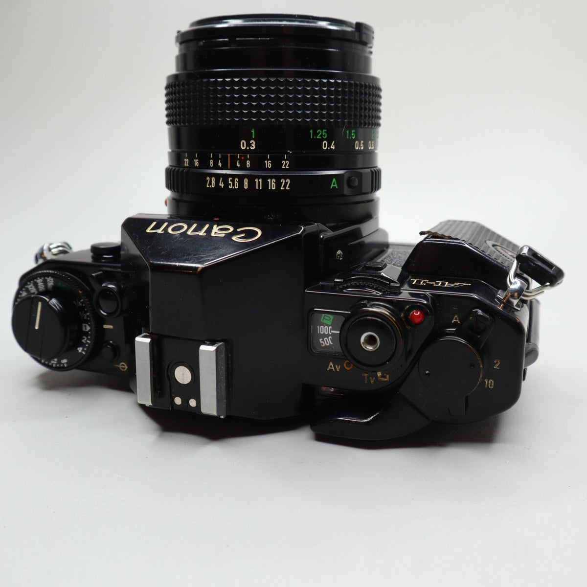 Canon A-1 con obiettivo Canon FD 28mm f/2.8