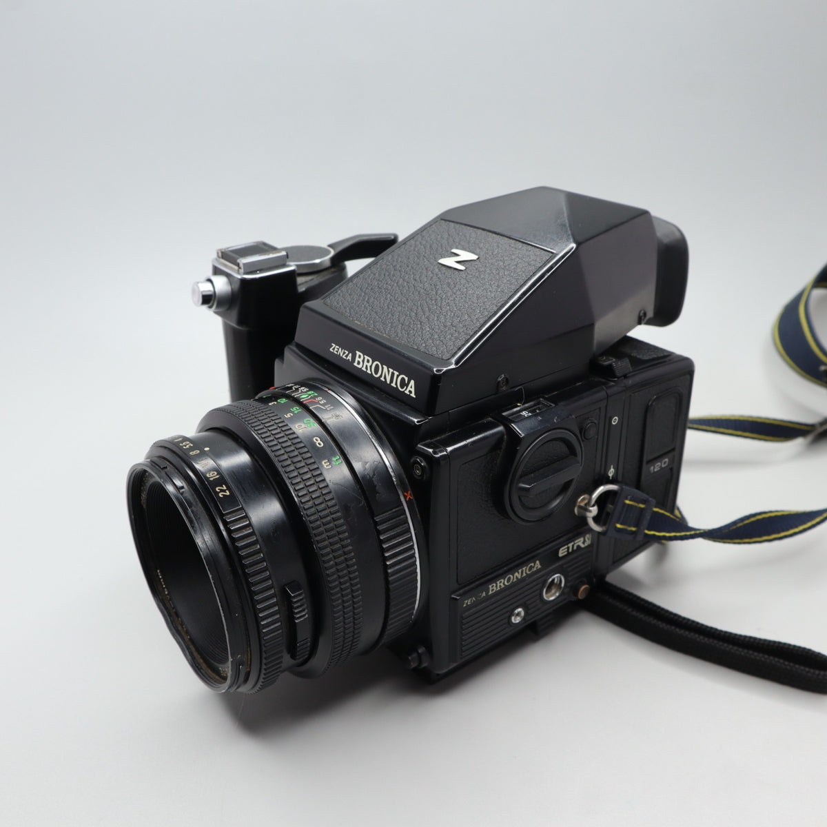 Zenza Bronica ETRSi con Zenzanon-PE 75mm f/2.8 e mirino prisma