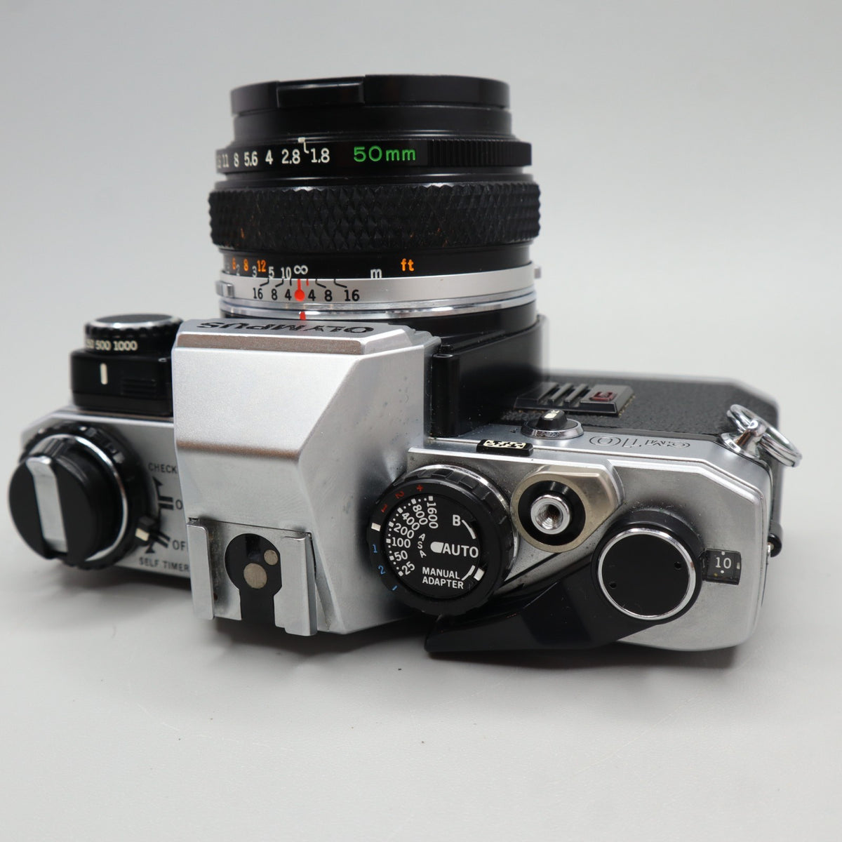 Olympus OM-10 con Zuiko 50mm f/1.8 e Manual Adapter