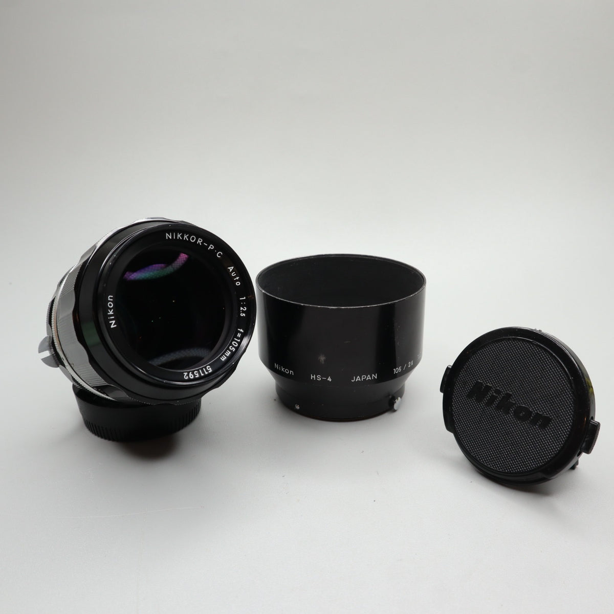 Nikon Nikkor-P·C Auto 105mm f/2.5 Pre-Ai con paraluce HS-4