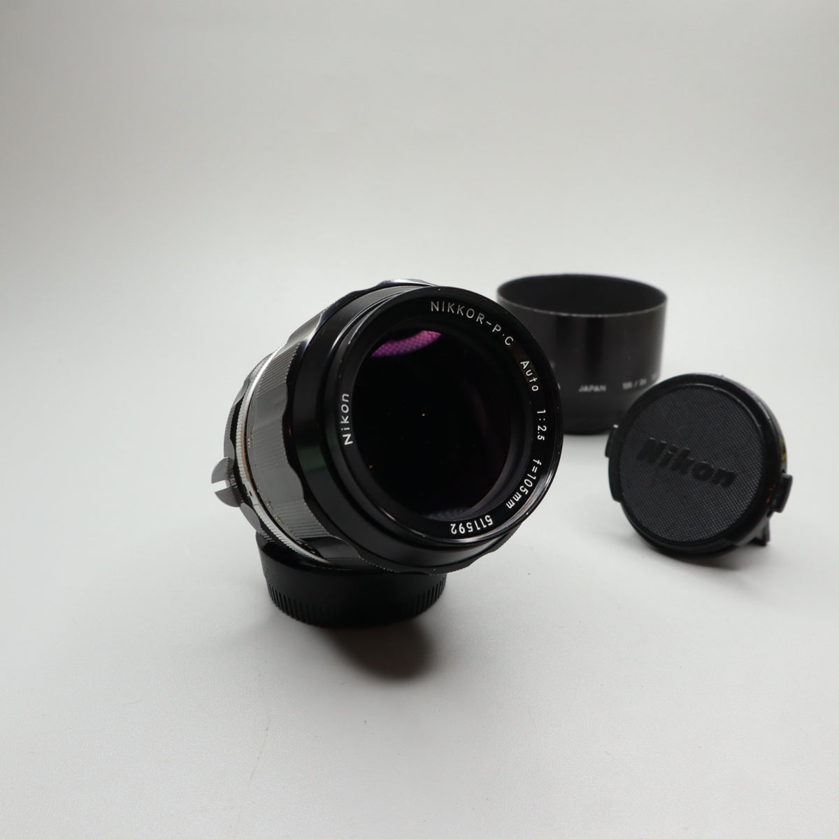 Nikon Nikkor-P·C Auto 105mm f/2.5 Pre-Ai con paraluce HS-4