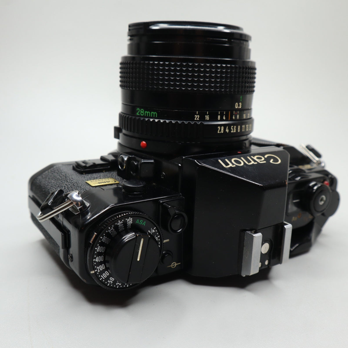 Canon A-1 con obiettivo Canon FD 28mm f/2.8