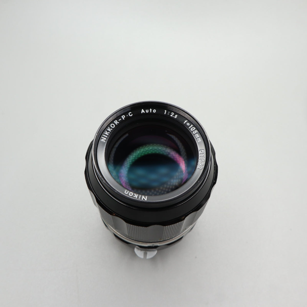 Nikon Nikkor-P·C Auto 105mm f/2.5 Pre-Ai con paraluce HS-4
