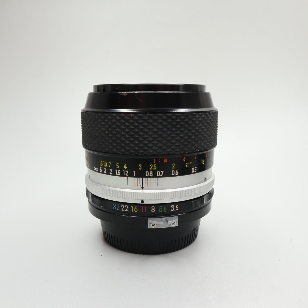 Nikon Micro-Nikkor-P C Auto 55mm f/3.5 Pre-AI con paraluce HS-2
