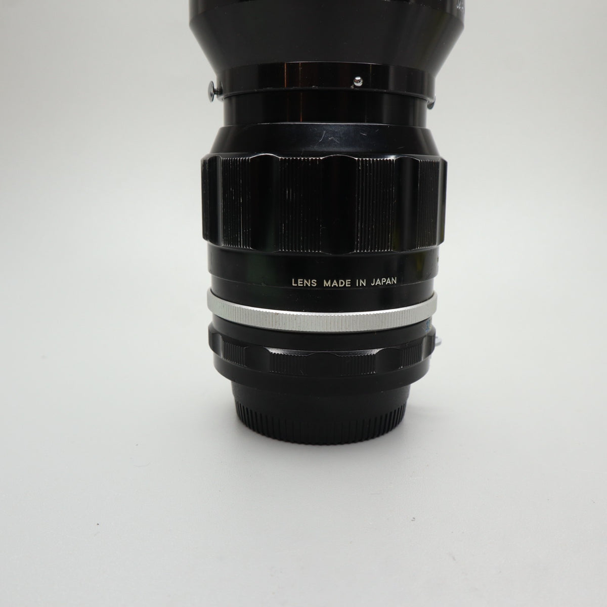 Nikon Nikkor-P·C Auto 105mm f/2.5 Pre-Ai con paraluce HS-4