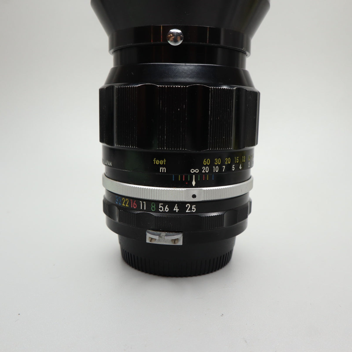 Nikon Nikkor-P·C Auto 105mm f/2.5 Pre-Ai con paraluce HS-4