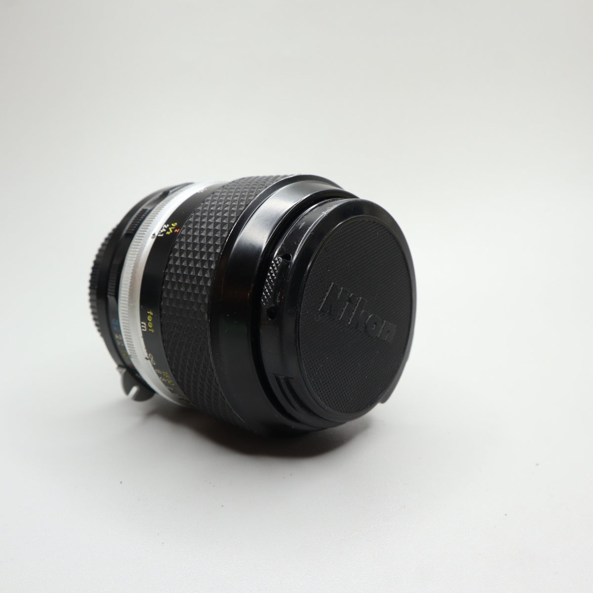 Nikon Micro-Nikkor-P C Auto 55mm f/3.5 Pre-AI con paraluce HS-2