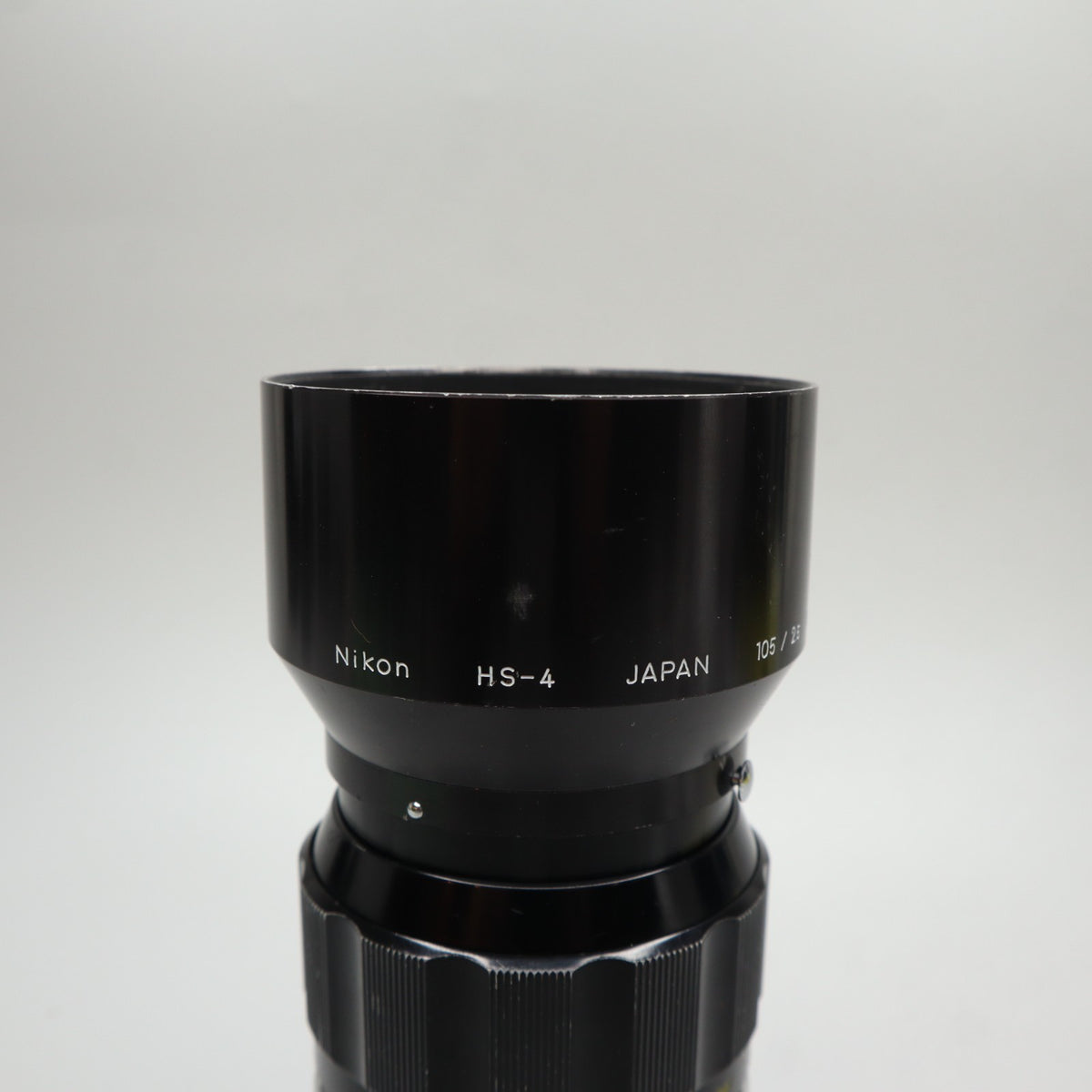 Nikon Nikkor-P·C Auto 105mm f/2.5 Pre-Ai con paraluce HS-4
