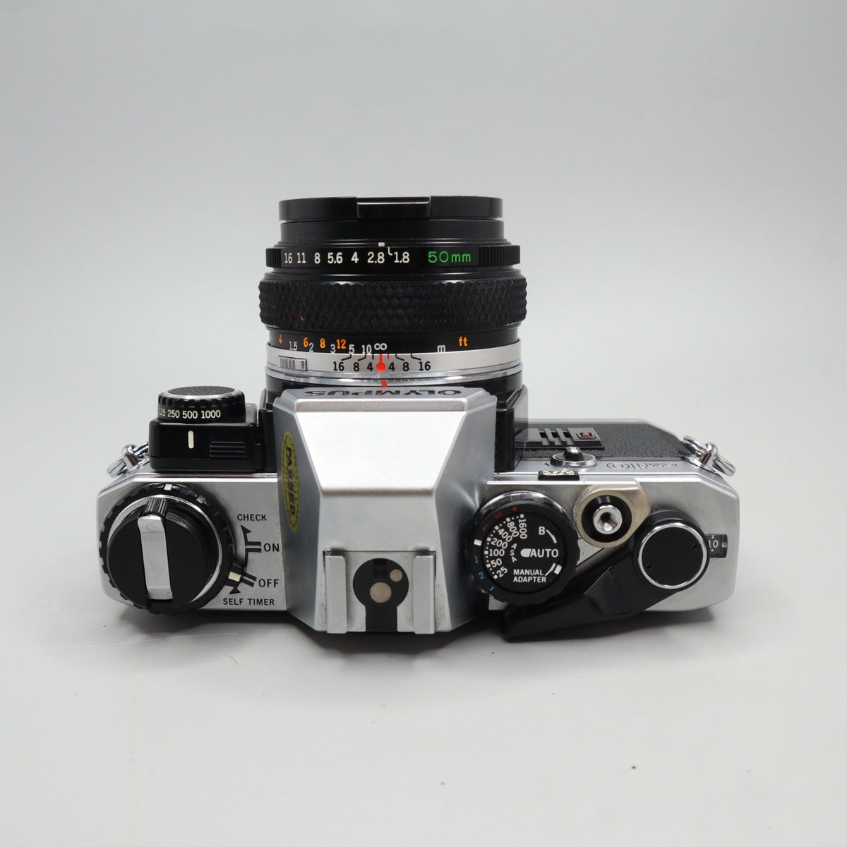 Olympus OM-10 con Zuiko 50mm f/1.8 e Manual Adapter