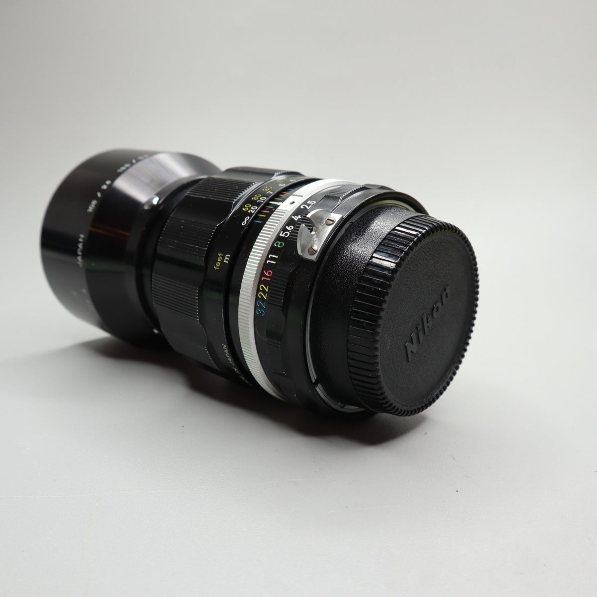 Nikon Nikkor-P·C Auto 105mm f/2.5 Pre-Ai con paraluce HS-4