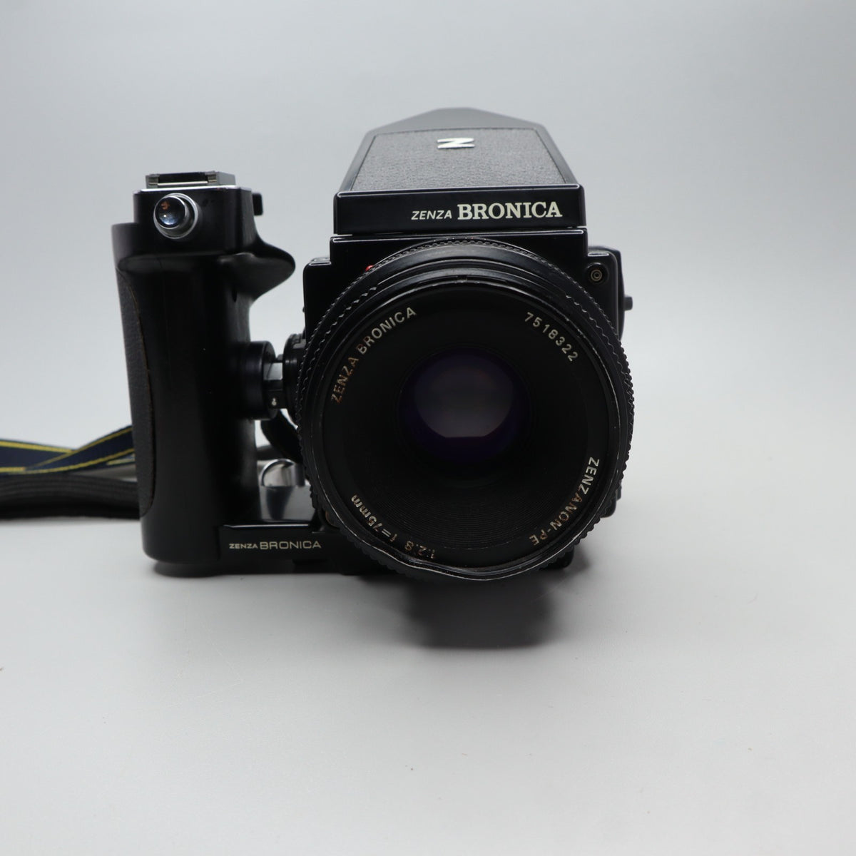 Zenza Bronica ETRSi con Zenzanon-PE 75mm f/2.8 e mirino prisma