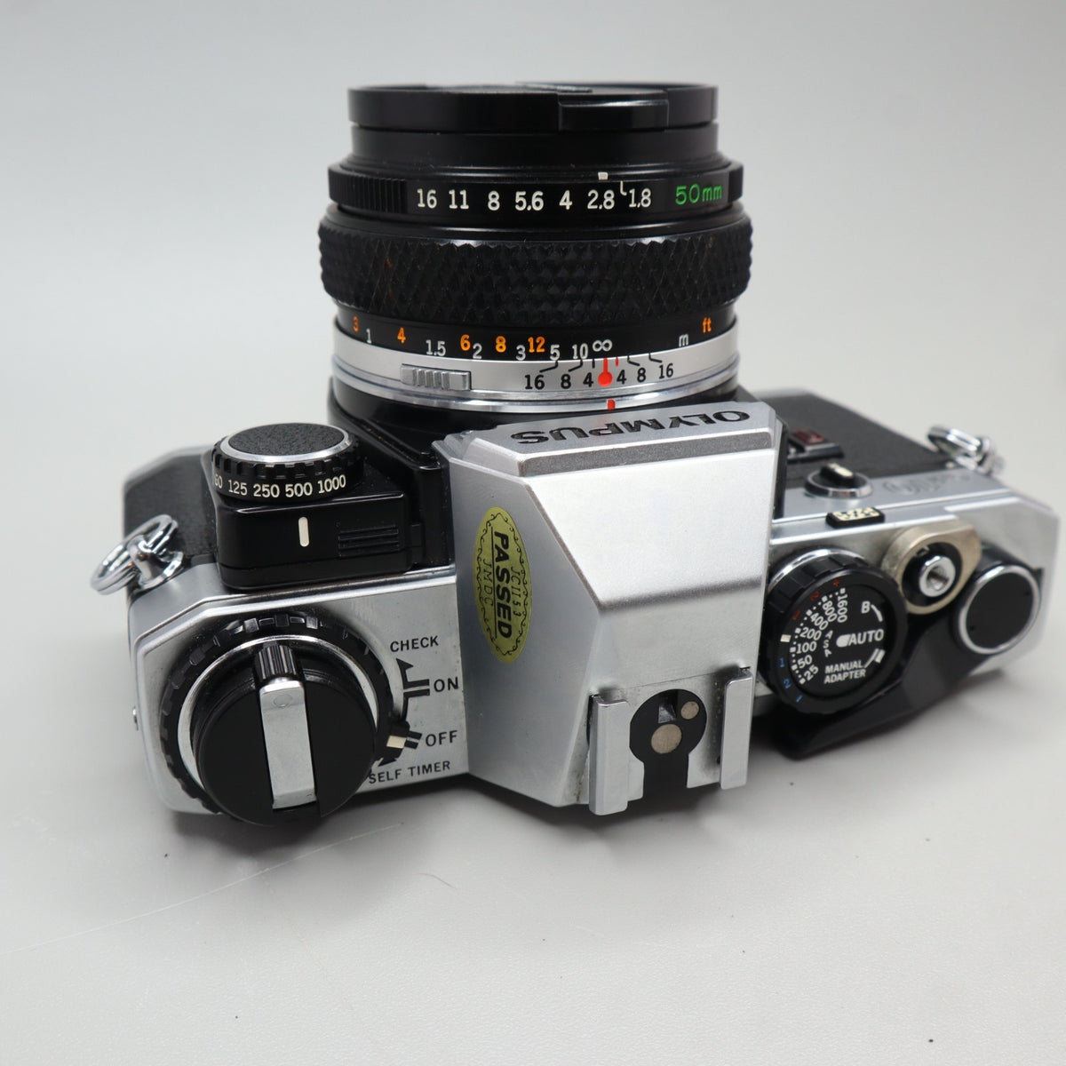 Olympus OM-10 con Zuiko 50mm f/1.8 e Manual Adapter