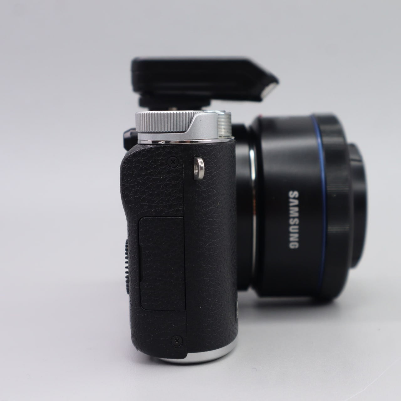 Samsung NX3000 Mirrorless Ricondizionata + Batteria Tracolla Cavo | Buono
