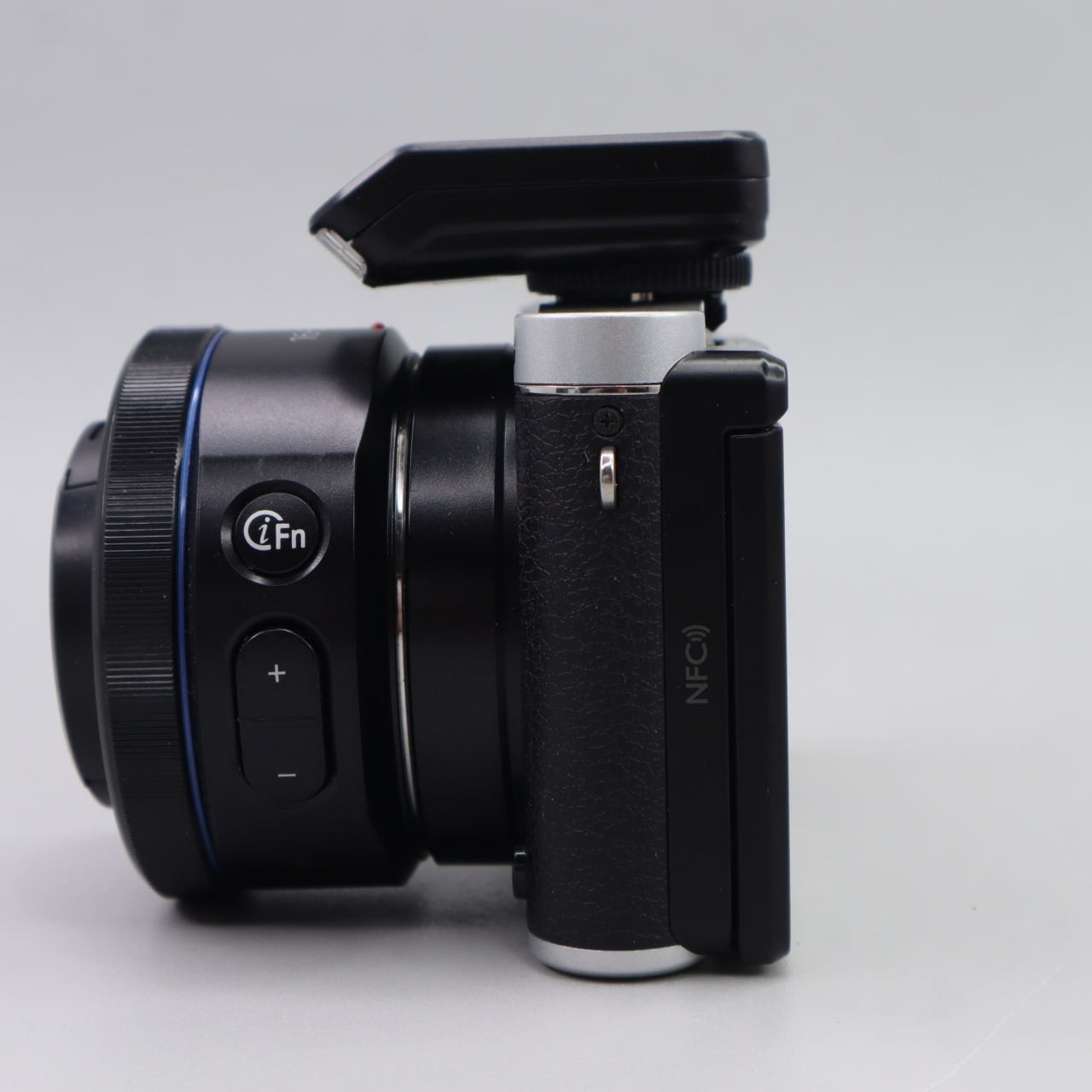 Samsung NX3000 Mirrorless Ricondizionata + Batteria Tracolla Cavo | Buono