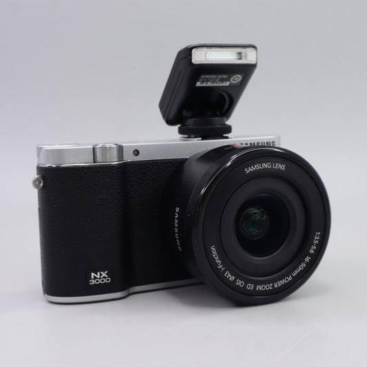 Samsung NX3000 Mirrorless Ricondizionata + Batteria Tracolla Cavo | Buono