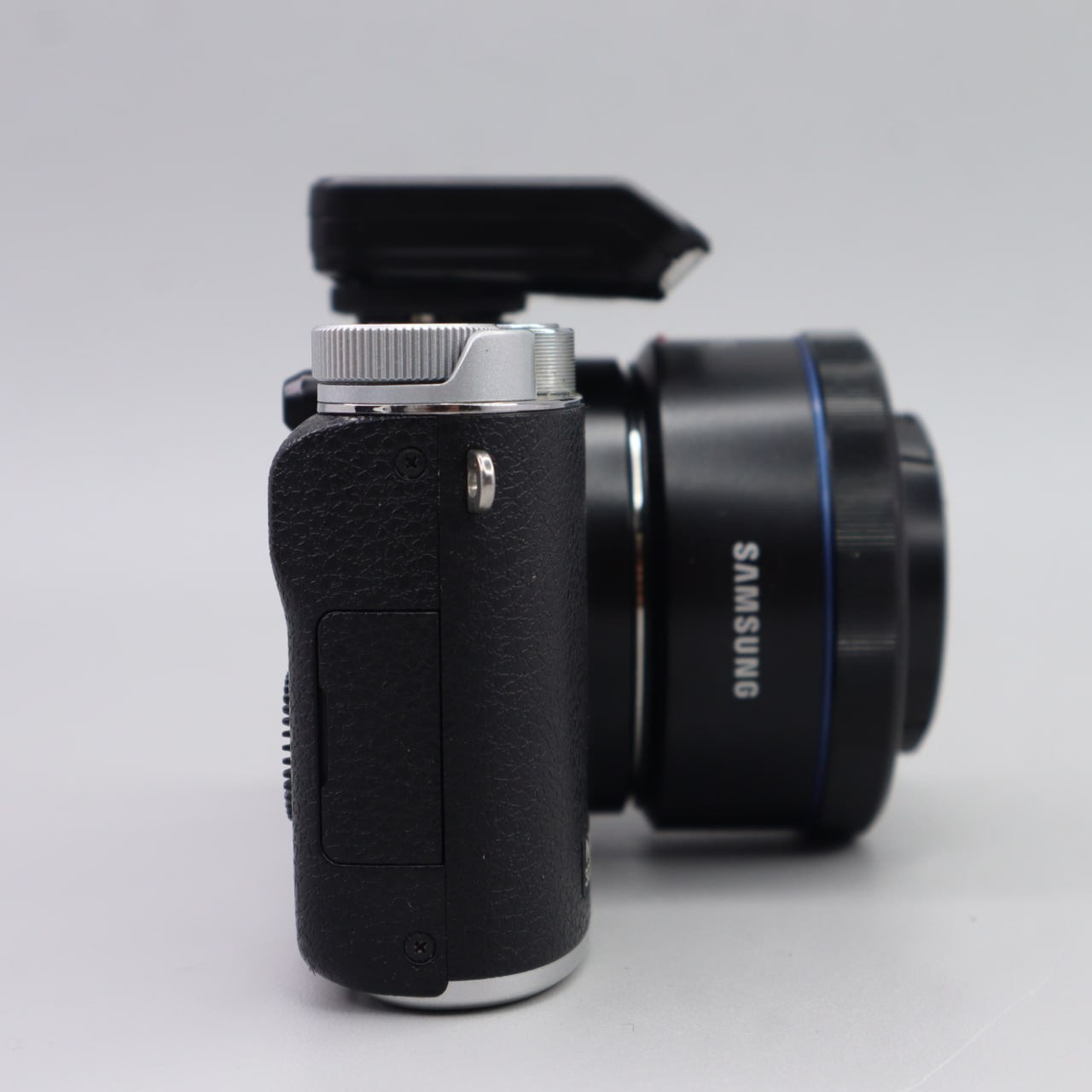 Samsung NX3000 Mirrorless Ricondizionata + Batteria Tracolla Cavo | Buono
